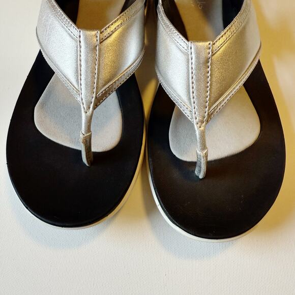 Clarks Silver Flip Flop Sandals with Strap Women's Size 9 - Picture 5 of 9